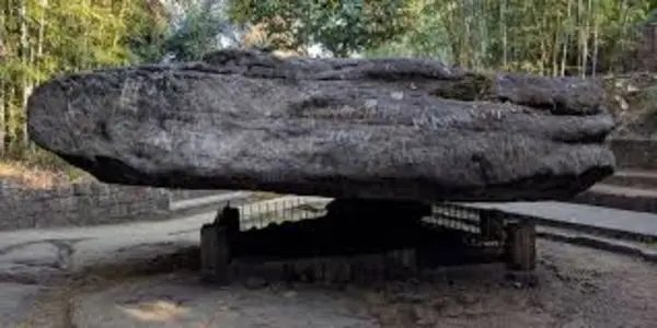 balancing-rock-meghalaya